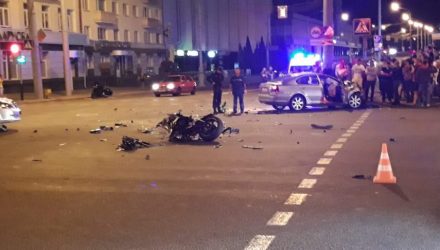 В Гомеле ночью парень на спортбайке Yamaha разбился насмерть, столкнувшись на перекрестке со Skoda