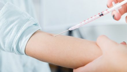 В Гродно мужчина в подъезде вколол малолетним девочкам неизвестное вещество и пытался отвести их на крышу. Разбирается СК
