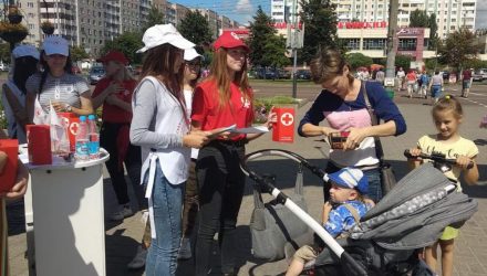 Гомельские школьники и представители Красного Креста помогли собрать необходимые принадлежности для учёбы ребятам из многодетных и малообеспеченных семей