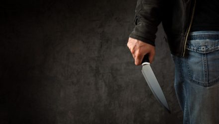 В Калинковичах местный безработный порезал мужчину и бросался с ножом на милиционера