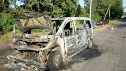 В Жлобинском районе целиком сгорел автомобиль россиян, которые приехали в гости