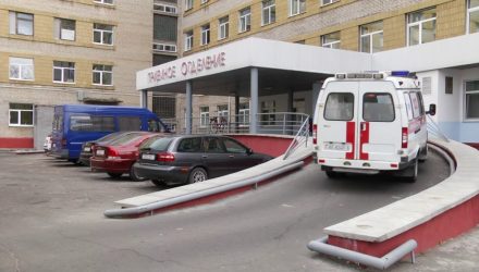 В Мозыре сестра ударила брата ножом, а после сама оказала ему первую медицинскую помощь