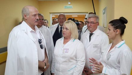 Лукашенко попросил белорусок рожать минимум по 3-4 ребёнка