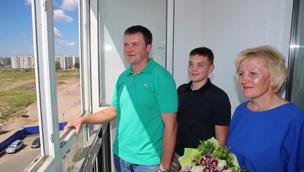 "Все говорят - начинай новую жизнь в Минске!" Ключи от выигранной столичной квартиры вручили хирургу из Гомеля