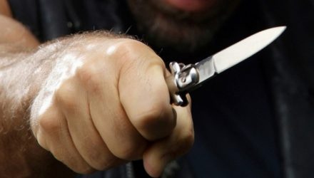 В агрогородке под Речицей пьяный парень с ножом гонялся за местным жителем по улице. И всё-таки нанёс удар в грудь