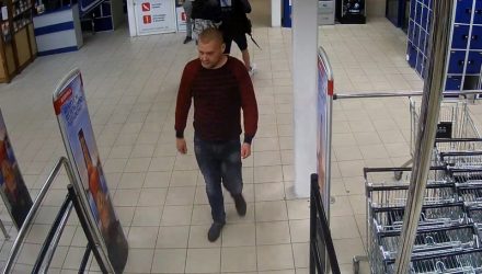 В Гомеле около двух часов ночи мужчина украл пакет с покупками в Евроопте – его ищут