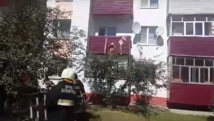 В Буда-Кошелёво женщина свесила ноги с балкона и грустила – приехали спасатели (видео)