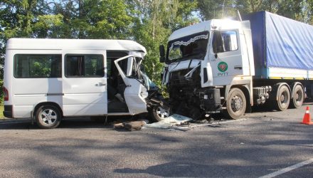 Смертельное ДТП. В Рогачёвском районе водитель микроавтобуса Mercedes уснул за рулём и врезался в МАЗ