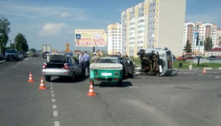 В результате ДТП в Жлобине перевернулся автомобиль скорой помощи