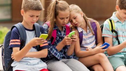 В Европе начинают запрещать использование смартфонов в школах