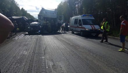 Фура с белорусскими номерами спровоцировала серьёзное ДТП в Псковской области – водителя "вырезали" из кабины