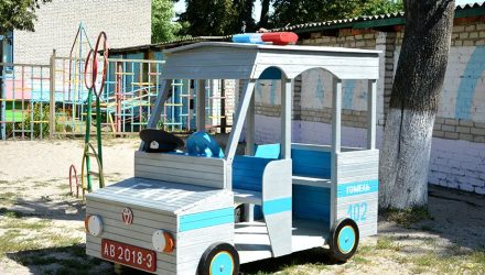 В яслях-саду № 110 Гомеля из старых окон смастерили игровое оборудование