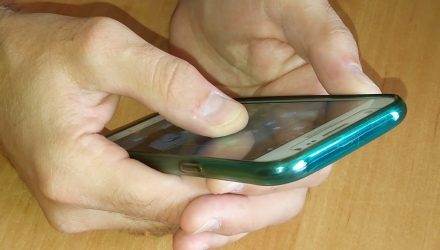 Заезжий белорус нашёл в водоёме утерянный смартфон гомельчанина, поменял пароль в соцсети и закупился на $18
