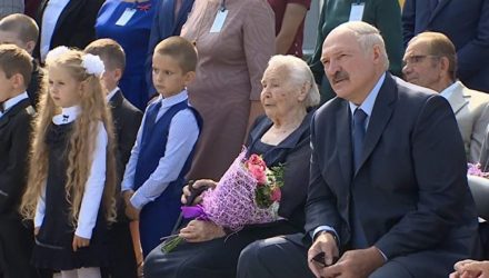Лукашенко подпел Алёне Ланской на школьной линейке – видео
