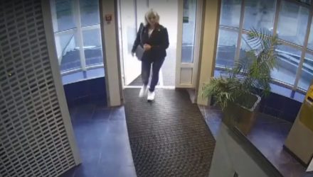 Теперь и в Мозыре. Кассир в банке ошиблась и выдала женщине лишние 450 рублей – "злоумышленницу" ищут