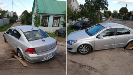 "Налог есть, а дорог нет". В Гомеле авто провалилось под землю (фото, видео)