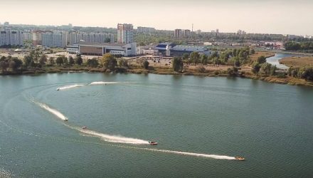 Лететь над водной гладью. В Гомеле проходят соревнования по водно-моторному спорту (фото, видео)