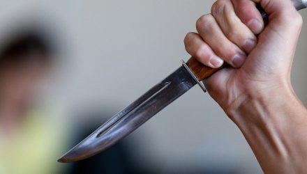 Приревновал в лесопарке. В свой юбилей мозырянка получила от супруга удар ножом в живот