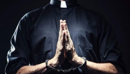 Правоохранители задержали лжесвященника: снимал порчу за 1200 долларов с белорусов и украинцев