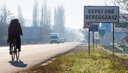 В Закарпатье украинцам выдают венгерские паспорта. Властям просят не говорить (видео)
