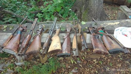 Матёрый попался. На Гомельщине браконьер спрятал 6 ружей в уличный туалет, а на чердаке хранил километр сетей