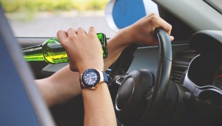 Выскочил из машины, пытался убежать и ударил гаишника. В Светлогорске задержали пьяного водителя