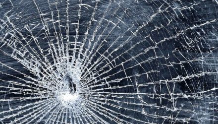 В первом часу ночи неизвестный обстрелял окна речичанки. Она в шоке