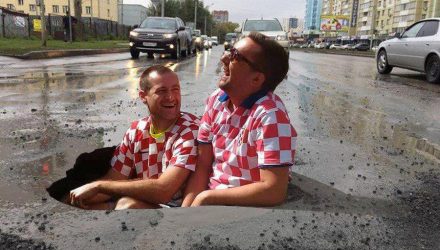 В Гомеле для ремонта дорожных ям вместо асфальта использовали... строительный мусор