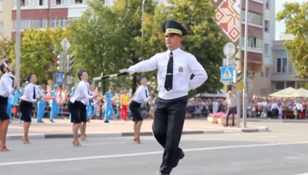 Уникальный видеофакт. В Солигорске инспектор ГАИ станцевал с жезлом