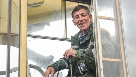 С хирургической точностью: экскаваторщик из Гомеля ковшом закрывает спичечный коробок