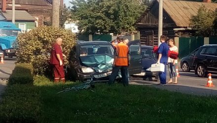 "Водителями были девушки". В Гомеле столкнулись два близнеца Renault – из-за велосипедиста?