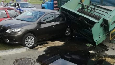 Фотофакт: в Гомеле на легковушку с грузовика упал станок и отдавил зад