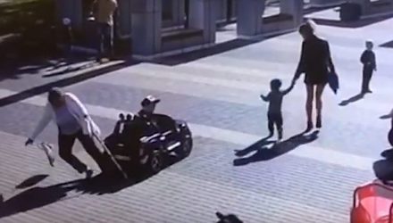 Ребёнок на игрушечной машинке сбил пенсионерку в Бресте – видео