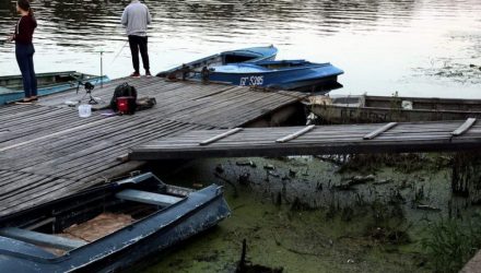 Фотофакт: как гомельчане пытаются ловить рыбу в мутной воде среди мусора