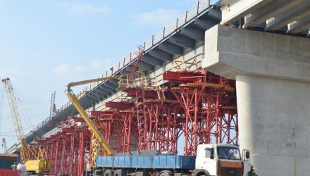 Припять под "треснувшим" Туровским мостом запустили в основное русло