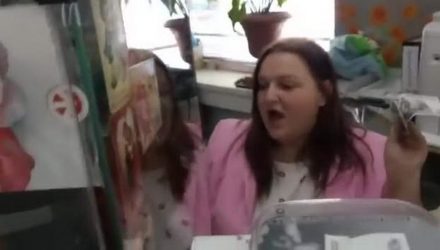"Одна тысяча пятьсот четыреста семьдесят восемь рублей! Что тут непонятного?!"