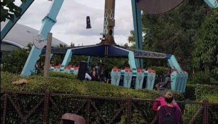 Посетители парка сняли, как карусель с людьми стала разваливаться на полном ходу