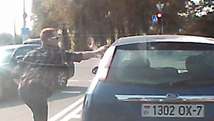Не дал намусорить — вернул окурок обратно водителю. И нарвался на конфликт (видео)