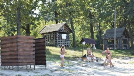 На чёнковском пляже появились раздевалки, грибки и скамейки для отдыха