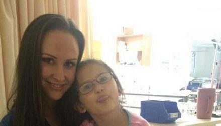 Одноклассники повесили десятилетнюю девочку на скакалках в школьном дворе