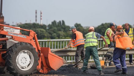 «Пирог» весом 3000 тонн: на Любенском мосту наконец-то приступили к укладе асфальтобетона