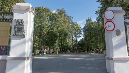 Тренд продолжается. В Гомельском парке обновят дорожки плиткой с орнаментом