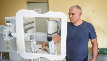 "Абсурд. Он не для оценки дозы, которую получает пациент". Медики объяснили, почему в Гомеле зашкаливают дозиметры