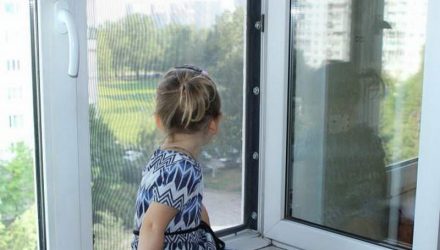 Трёхлетняя девочка выпала из окна второго этажа в Гомеле