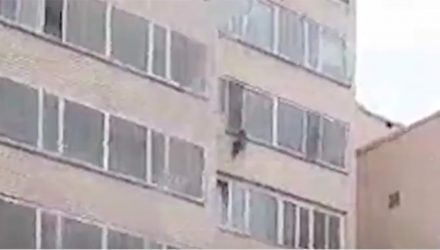 "Матери плохо стало сразу". Мальчик сорвался с десятого этажа, на девятом его поймал сосед – видео