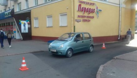 В Гомеле «Дэу Матиз» выезжал со двора и наехал на велосипедиста, который повредил коленко. Авто не пострадало