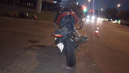 В Гомеле мотоциклист врезался в женщину на авто и пожалел