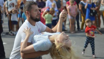 Под ритмы сальсы и кизомбы: вечер латиноамериканских танцев пройдёт сегодня в Гомеле у Лебяжьего пруда
