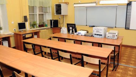 Схватил за шею и пинал в живот. Отец второклассника избил обидчика сына