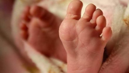 Медсёстры спасли новорождённого, чья мать пыталась смыть его в унитаз в роддоме